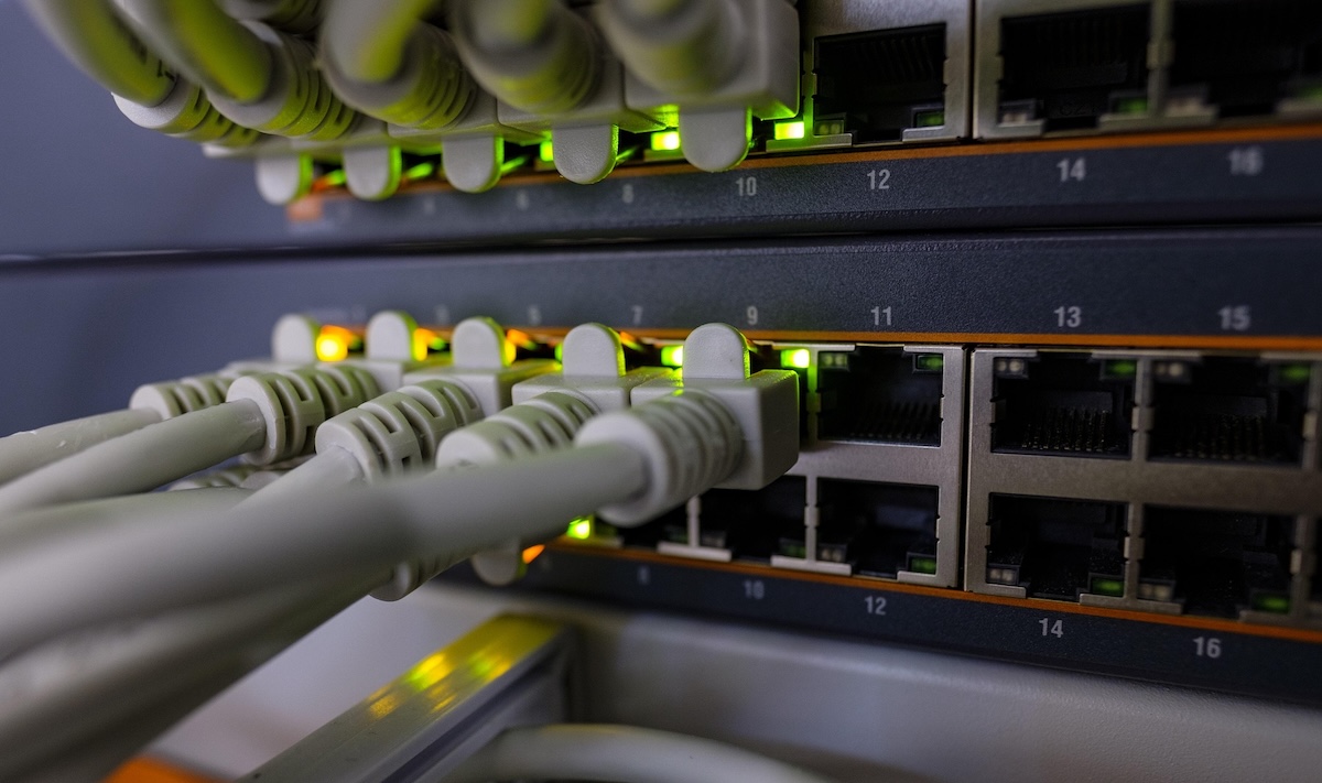 Cavo di rete RJ45 e patch cord: la base della sicurezza di rete aziendale con firewall