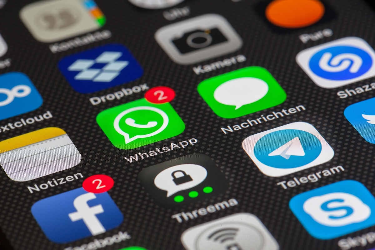 Smartphone con WhatsApp: perché attivare l'autenticazione a due fattori è un dovere verso i propri contatti