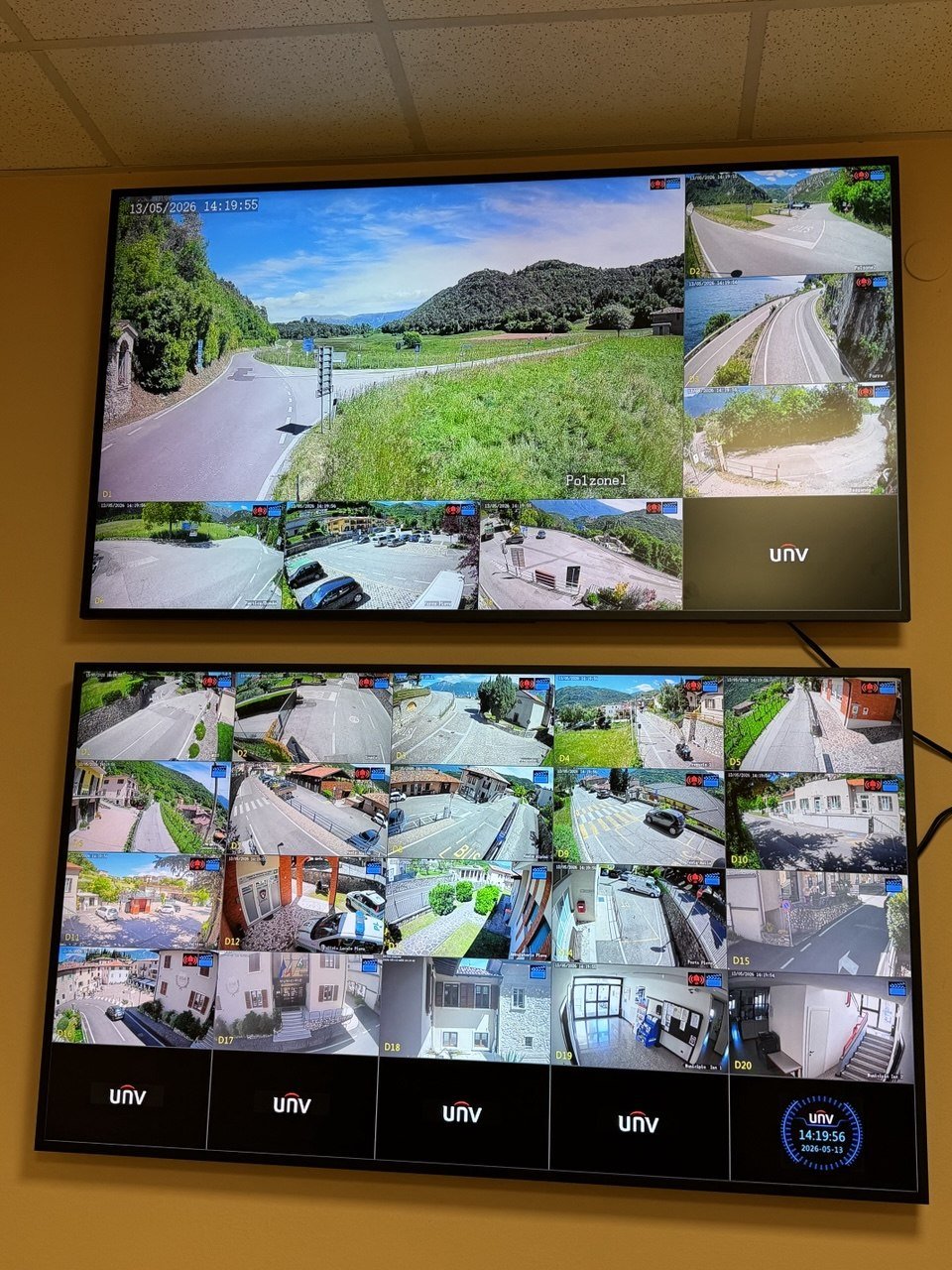 I due maxischermi 4K da 65 pollici della centrale operativa della Polizia Locale di Tremosine, con la vista simultanea di tutte le telecamere del sistema di videosorveglianza territoriale